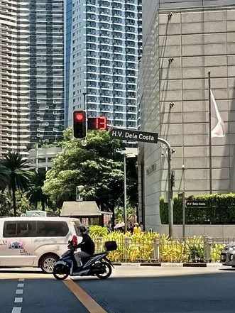 Traffic signal at H.V. Dela Costa Street, Makati, for Ayala Land
