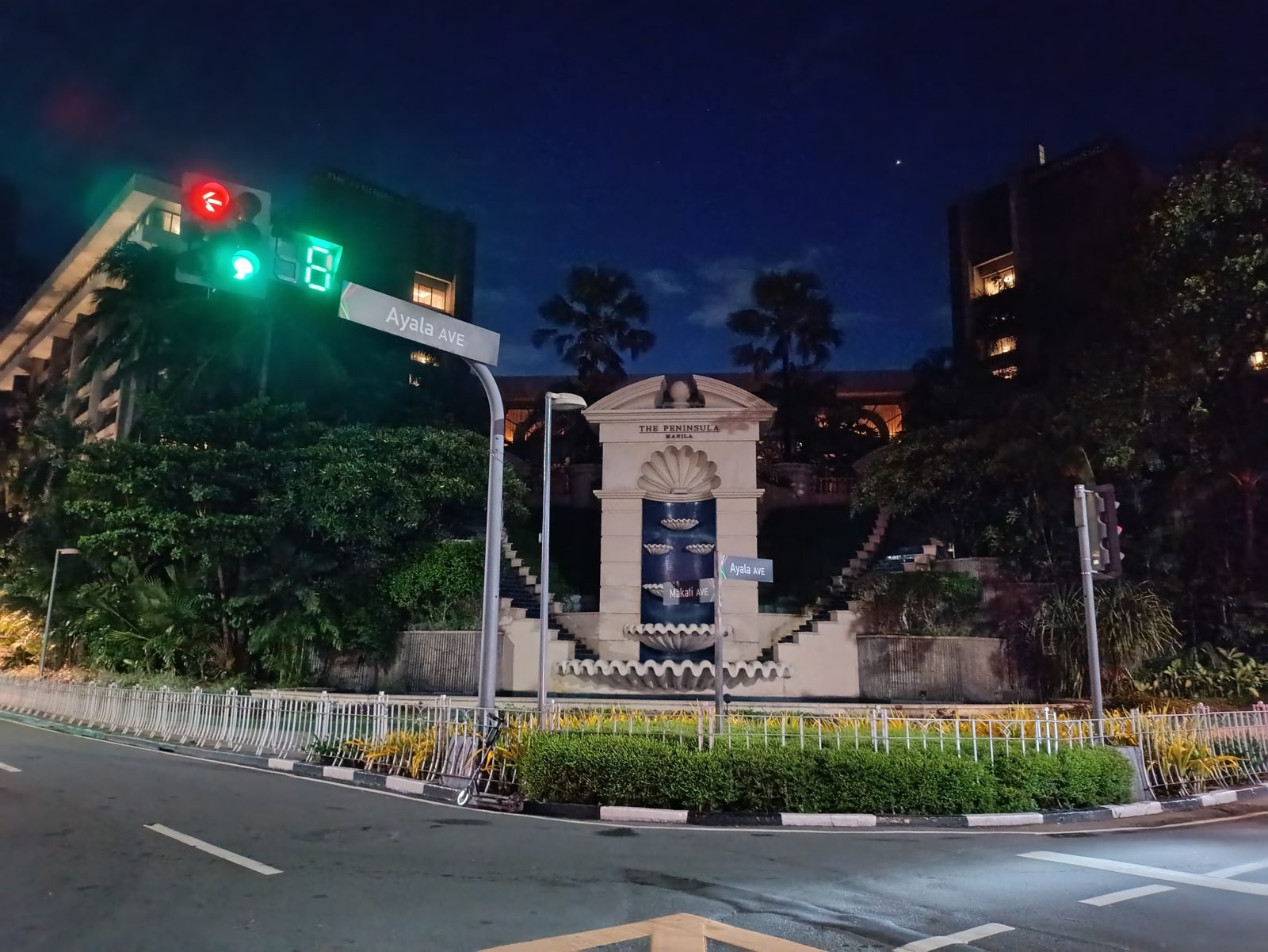 Traffic signals at a Makati intersection at dusk